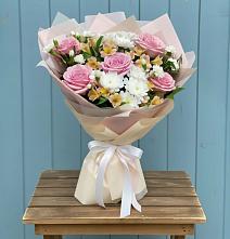 Букет цветов из:  Гвоздики, Орхидеи и Розы в Магасе