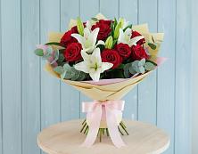 Букет цветов из:  Лилии и Розы в Магасе