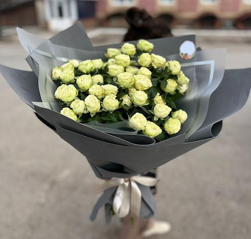 Букет Белые кустовые розы Солинеро в Магасе