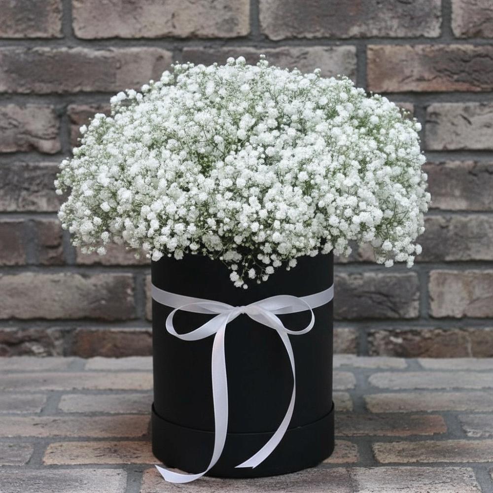 Цветочная композиция из Гипсофила в шляпной коробке в Магасе