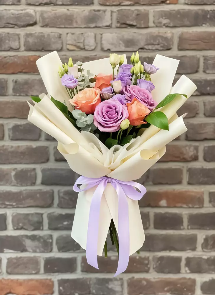 Букет цветов из: Лизиантусы и Розы в Магасе