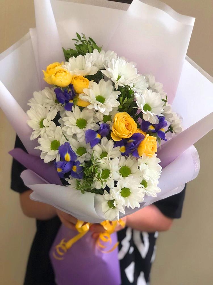 Букет цветов из: Ирисы, Хризантемы и Розы в Магасе