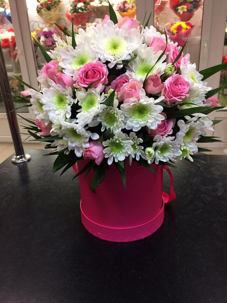 Цветочная композиция из Розы и Хризантемы в шляпной коробке в Магасе