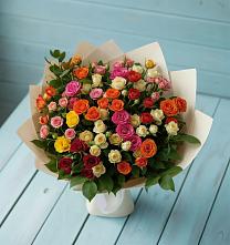 Букет Микс из разноцветных кустовых роз в Магасе